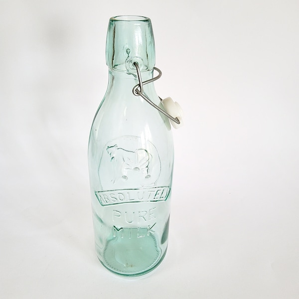 Alte Milchflasche mit Kuh, Bügelverschluss, Ploppverschluss, Grünglas mit Kuhmotiv, Pressglas,   unbenutzt, aus Lagerauflösung, Ploppflasche