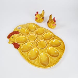 Egg plate chicken ceramic with salt and pepper, yellow plate for Russian eggs, vintage 70s Easter decoration, buffet, Easter brunch