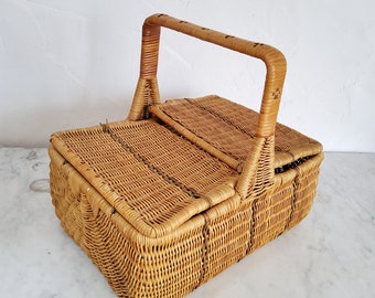 Grand panier à couvercle en osier 42 x 32 cm. Panier de pique-nique ou panier de courses vintage en fine vannerie légère. Pour le transport et le stockage.