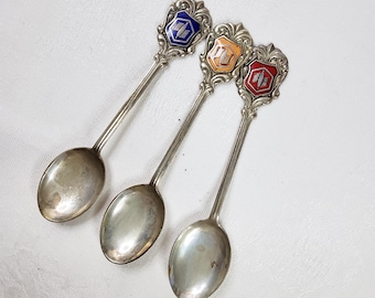 Juego de 3 cucharas de moca de plata, plata 800 con sello distintivo, escudo de armas esmaltado, cucharas de media taza, vintage
