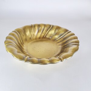 Grote gebogen messing schaal, 24 cm, massief messing, gepolijst, serveerschaal, decoratieve schaal, Mid Century, authentieke vintage