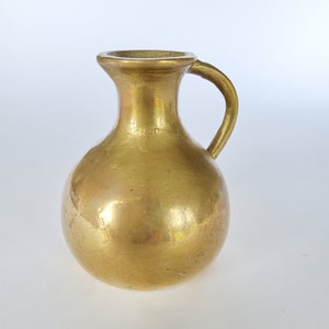 Vase 11 cm made of brass. Small midcentury jug in the style of the 60s, true vintage, solid brass, small jug