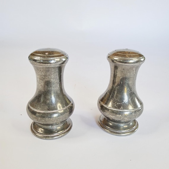 Salz und Pfefferstreuer, Vintage S & P aus Frankreich, Neusilber - Metal Blanc, 7 cm, ein Paar alte Gewürzstreuer