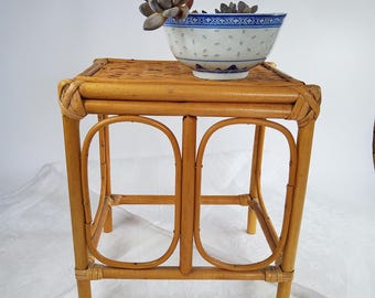 Pflanzenhocker aus Bambus, 23cm, Vintage Tischchen BoHoStil, Blumenbänkchen aus Geflecht, kleiner Korbtisch, Bänkchen Vintage 70er Jahre