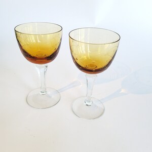 2 oude wijnglazen amber, vintage glas, geslepen kristal, romantische speelse stemglazen, bruin witte wijnglazen, Moederdag