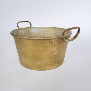 Ancient brass pot with handle, vintage kitchen, brocante kitchen decoration, planter, country-style decoration, farmhouse kitchen, garden decoration