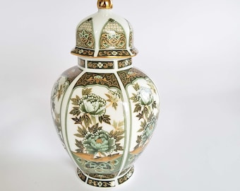 Lidded box, vase with lid 16 cm, Japanese vase in green and gold, hexagonal, chinoiserie decoration