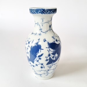 Koi carp motif vase, blue and white porcelain, 15.5 cm, orchid vase, 1980s, Chinoiserie, Grand Millennial, Retro, Vintage, Solifleur