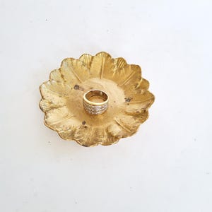 Small heavy brass bowl, 8 cm, solid brass bowl with leaf decoration, shallow bowl, ring bowl, jewelry bowl, vintage.