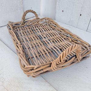 Vintage rottingbricka 43 x 32 cm, stor bricka tillverkad av tjock pil med handtag, 90-tal, Shabby Chic & Grand Millennial-stil, dekorativ gråbrun