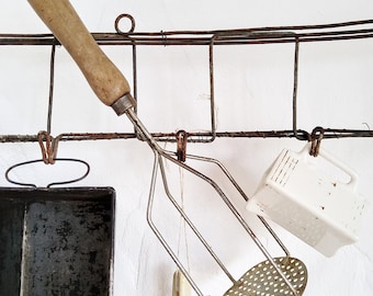 Machacador de patatas antiguo para hacer puré de patatas, compota de manzana y compota de manzana; utensilio de cocina; mango de madera con pátina; decoración brocante para una cocina de estilo rústico en estilo shabby chic.