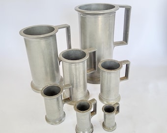 7 pewter measuring cups, French measuring jugs from a pharmacy or general store, antique pewter jugs with inch hallmarks, 19th century, measuring cups France
