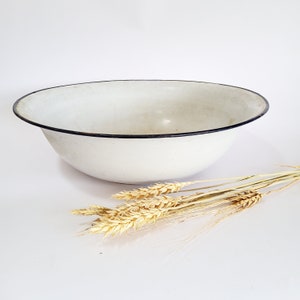 Small, antique enamel bowl, 30 cm, white enamel wash bowl with blue rim, plant pot, garden decoration, kitchen decoration, vintage country house kitchen