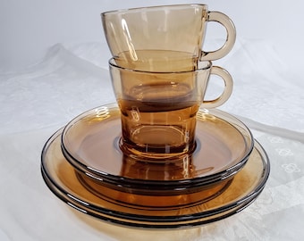 2 Gedecke Duralex France, Teller, Tasse, Untertasse, wie neu, aus braunem Glas, Vintage Glas 70 er Jahre, Kaffeetassen, Teetassen aus Glas