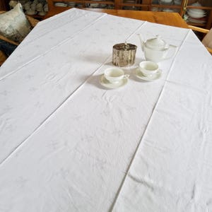 Large rectangular tablecloth, 185 x 154 cm, white damask weaving, vintage Sunday tablecloth, white tablecloth from France