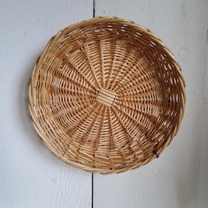 35.5 cm round rattan basket, vintage, 70s, boho chic, Grand Millennial style, wickerwork, flat basket tray, decorative basket, basket tray