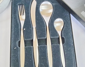 Carl Hugo Pott 42, 4-piece cutlery set made of 18/10 stainless steel, 2003 Made in Germany, Solingen, new old stock Midcentury original packaging