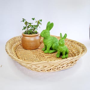 Op de afbeelding: Een rustiek houten bord met de tekst "Welcome to our home" in witte letters. Het bord heeft een verweerde afwerking en een eenvoudig, uitnodigend ontwerp, perfect voor entree decoratie.