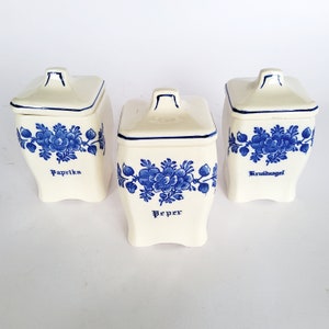 3 ancient storage jars for the country kitchen, vintage spice jars, ceramic jars with lids Shabby Chic, kitchen decoration, Peper Paprika Kruitnagel