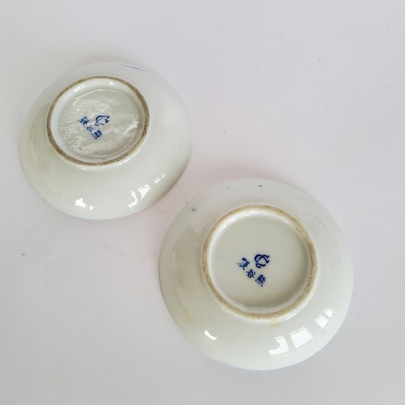 2 small plates, blue and white bowls, ring trays,… - image 5
