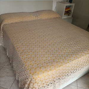 Crochet blanket in ecru color with Scottish arrow thread number 16