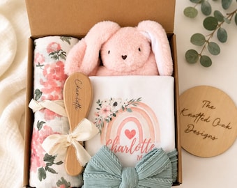 Caja de regalo para bebé niña, pelele personalizado, manta de muselina de algodón, peluche de conejito, pincel con el nombre del bebé