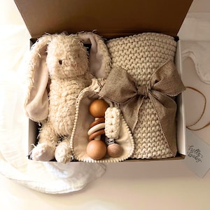 Baby gift box, Neutral Baby Gift, Handmade Knit Baby blanket, Baby Gift Set, Newborn gift set, Baby Boy, Baby Girl, Handmade baby Gift Box