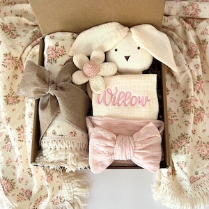 Baby girl gift, gift box, gift set, embroidered baby girl name gift, baby shower gift, new baby gift