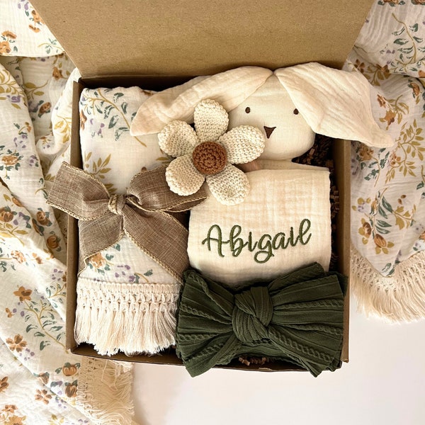 Baby girl gift, gift box, gift set, embroidered baby girl name gift, baby shower gift, new baby gift