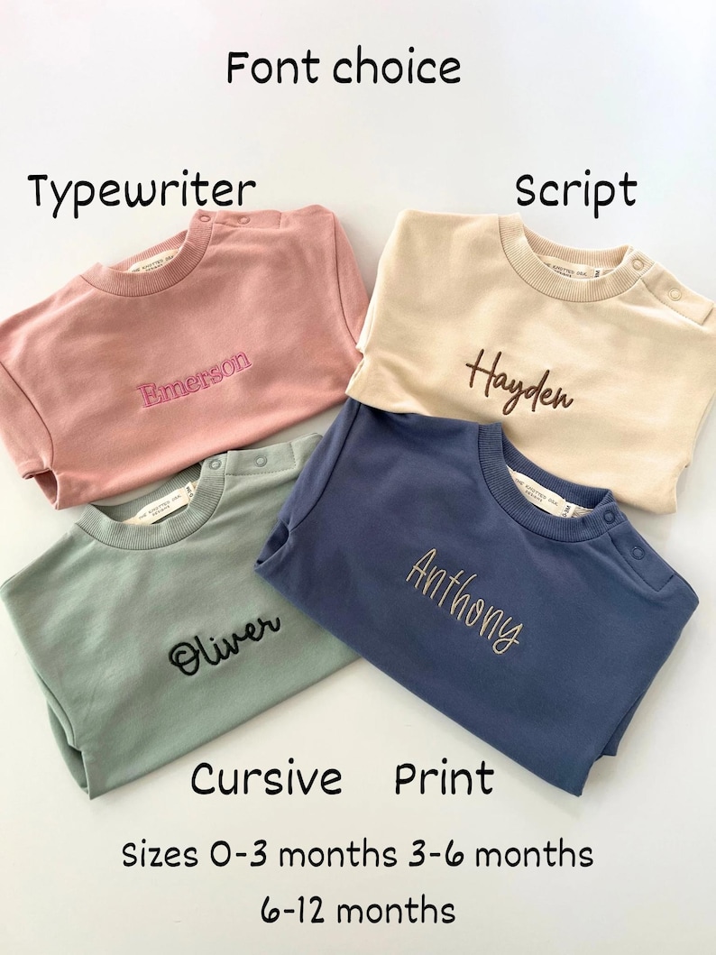 Puede incluir: Cuatro sudaderas para beb&eacute;s en rosa, crema, verde salvia y azul, cada una bordada con un nombre en una fuente diferente. El texto "Font choice", "Typewriter", "Script", "Cursive" y "Print" es visible. Tallas disponibles: 0-3, 3-6 y 6-12 meses.