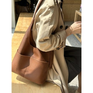 Vegan Flat Grain Leather Hobo Shoulder Bag Large Capacity Hobo Work Bag Leather Tote Bag with Pockets image 1