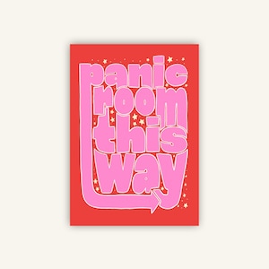 Könnte beinhalten: Ein rechteckiger Kunstdruck mit den Worten "panic room this way" in Rosa, weiß umrandet, auf rotem Hintergrund. Kleine weiße Sterne sind um den Text herum verstreut. Der Pfeil zeigt nach rechts.