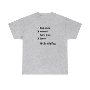 Peut inclure: T-shirt gris avec une liste de collèges : Clark Atlanta, Morehouse, Morris Brown et Spelman. Le texte « AUC in full effect ! » est situé sous la liste.