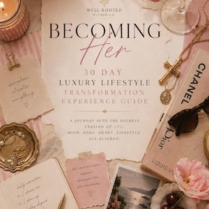 Könnte beinhalten: Ein 30-tägiger Luxus-Lifestyle-Transformationsleitfaden mit dem Titel Becoming Her, umgeben von einer goldenen Kreuzkette, Designerbüchern, einem Stift, einem kleinen Spiegel, einem Küstenfoto, rosa Blumen und einer Kerze im Glas.