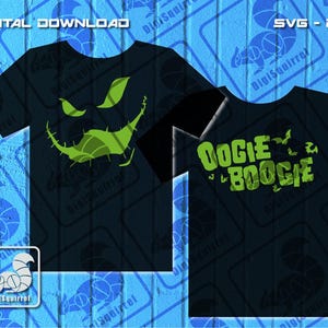 Puede incluir: Dos camisetas negras con diseños gráficos verdes. Una camiseta presenta una cara verde sonriente con bordes cosidos. La otra camiseta tiene el texto "Oogie Boogie" en letras verdes.