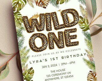 Puede incluir: Una invitación a una fiesta de primer cumpleaños con temática de la jungla con letras doradas en relieve que dicen "Wild One". La invitación presenta un fondo de acuarela verde y marrón con hojas tropicales y siluetas de animales.