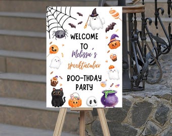 Könnte beinhalten: Ein hölzernes Staffelei-Display mit einem Halloween-Schild. Das Schild zeigt ein Spinnennetz, Fledermäuse, Geister, Kürbisse und den Text "WELCOME TO Melissa's spooktacular BOO-THDAY PARTY". Das Schild ist mit Halloween-Illustrationen verziert.