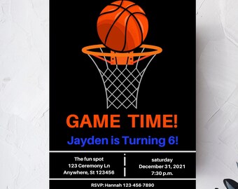 Puede incluir: Una invitación a una fiesta de cumpleaños con temática de baloncesto en negro y naranja con una pelota de baloncesto pasando por un aro. El texto dice "GAME TIME! Jayden cumple 6!" El lugar divertido es 123 Ceremony Ln, Anywhere, St 123456. La fiesta es el sábado 31 de diciembre de 2021 a las 7:30 p.m. RSVP a Hannah al 123-456-7890.
