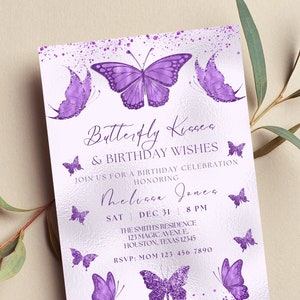 Puede incluir: Invitación de cumpleaños con mariposas moradas y detalles de purpurina. La invitación dice "Butterfly Kisses & Birthday Wishes" e incluye el texto "Join us for a birthday celebration honoring Meliaça Jenea, Sat Dec 31 8 PM, The Smith's Residence, 123 Magic Avenue, Houston, Texas 12345, RSVP: Mom 123-456-7890".