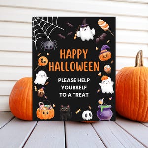 Peut inclure: Panneau sur le thème d'Halloween avec l'inscription "Happy Halloween" et "Please Help Yourself To A Treat" en orange sur fond noir. Décoré de fantômes, citrouilles, chauves-souris et bonbons. Deux citrouilles oranges encadrent le panneau.