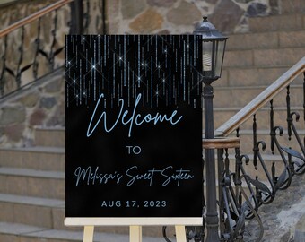Könnte beinhalten: Schwarzes Willkommens-Schild mit blauem Glitzer und dem Text "Welcome to Melissa's Sweet Sixteen Aug 17, 2023". Das Schild steht auf einem weißen Staffelei.
