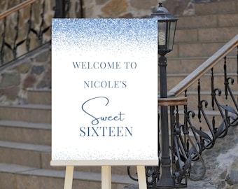Könnte beinhalten: Ein weißes Schild mit blauem Glitzer auf einem Holzstaffelei. Das Schild lautet "Willkommen zu Nicole's Sweet Sixteen".