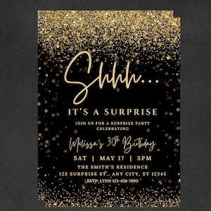 K&ouml;nnte beinhalten: Schwarz-goldene Einladungskarte mit dem Text "Shhh... It's a Surprise" und Details f&uuml;r Melissas 30. Geburtstag. Das Design zeigt goldene Glitzer und Konfetti auf schwarzem Hintergrund.