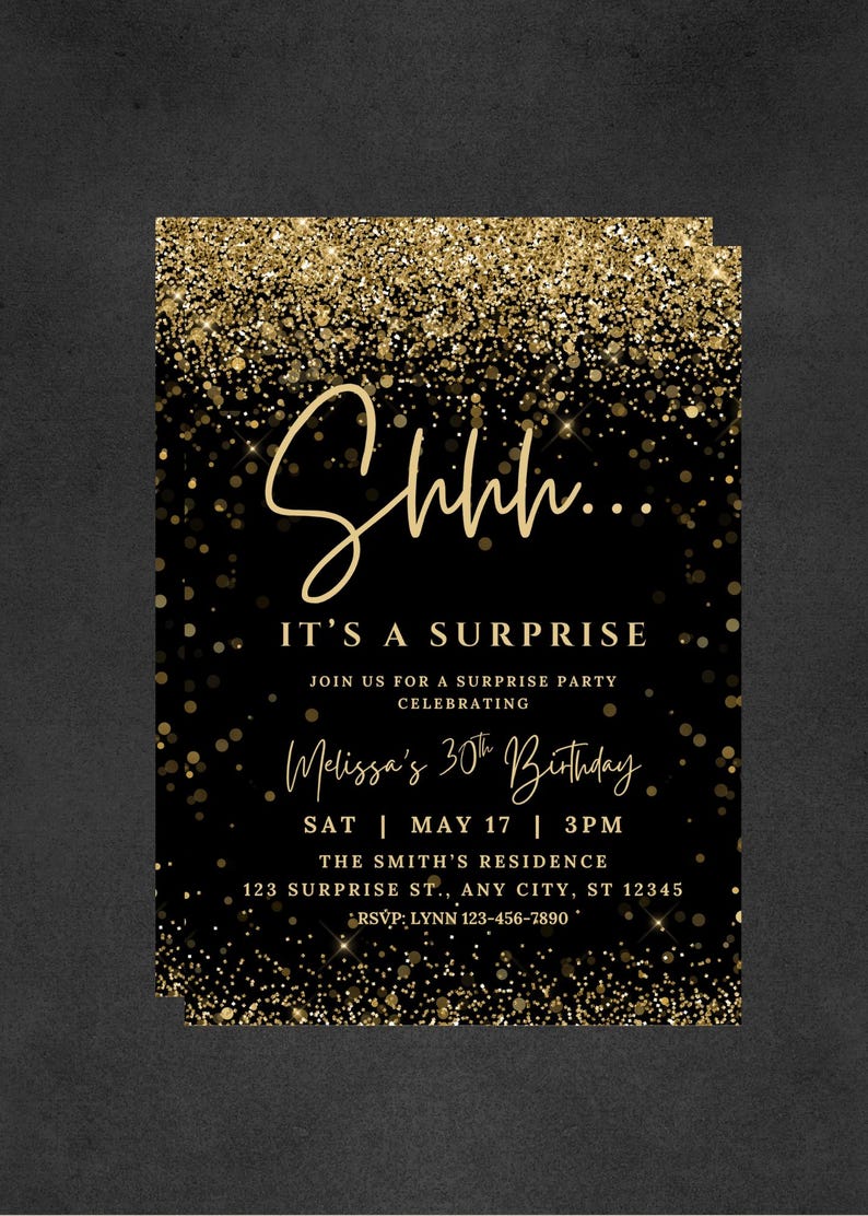 K&ouml;nnte beinhalten: Schwarz-goldene Einladungskarte mit dem Text "Shhh... It's a Surprise" und Details f&uuml;r Melissas 30. Geburtstag. Das Design zeigt goldene Glitzer und Konfetti auf schwarzem Hintergrund.