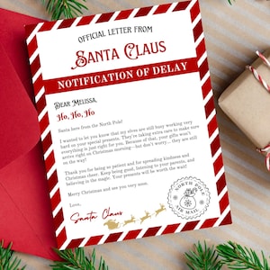 Può includere: Una lettera festosa di Babbo Natale, con un bordo a righe rosse e bianche, indirizzata a Melissa. La lettera, con il testo "Notifica di ritardo", è circondata da verde natalizio e da una busta rossa.