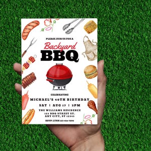 Puede incluir: Una tarjeta de invitaci&oacute;n blanca con una parrilla roja y negra, un hot dog, una hamburguesa, una pierna de pollo y otras ilustraciones de comida de barbacoa. El texto en la tarjeta dice "Por favor, &uacute;nase a nosotros para una barbacoa en el patio trasero Celebrando el cumplea&ntilde;os n&uacute;mero 40 de Michael S&aacute;b | 17 de agosto | 15:00 La residencia Williams 123 BBQ Street St. Any City, ST 12345 RSVP: Lynn 123-456-7890"