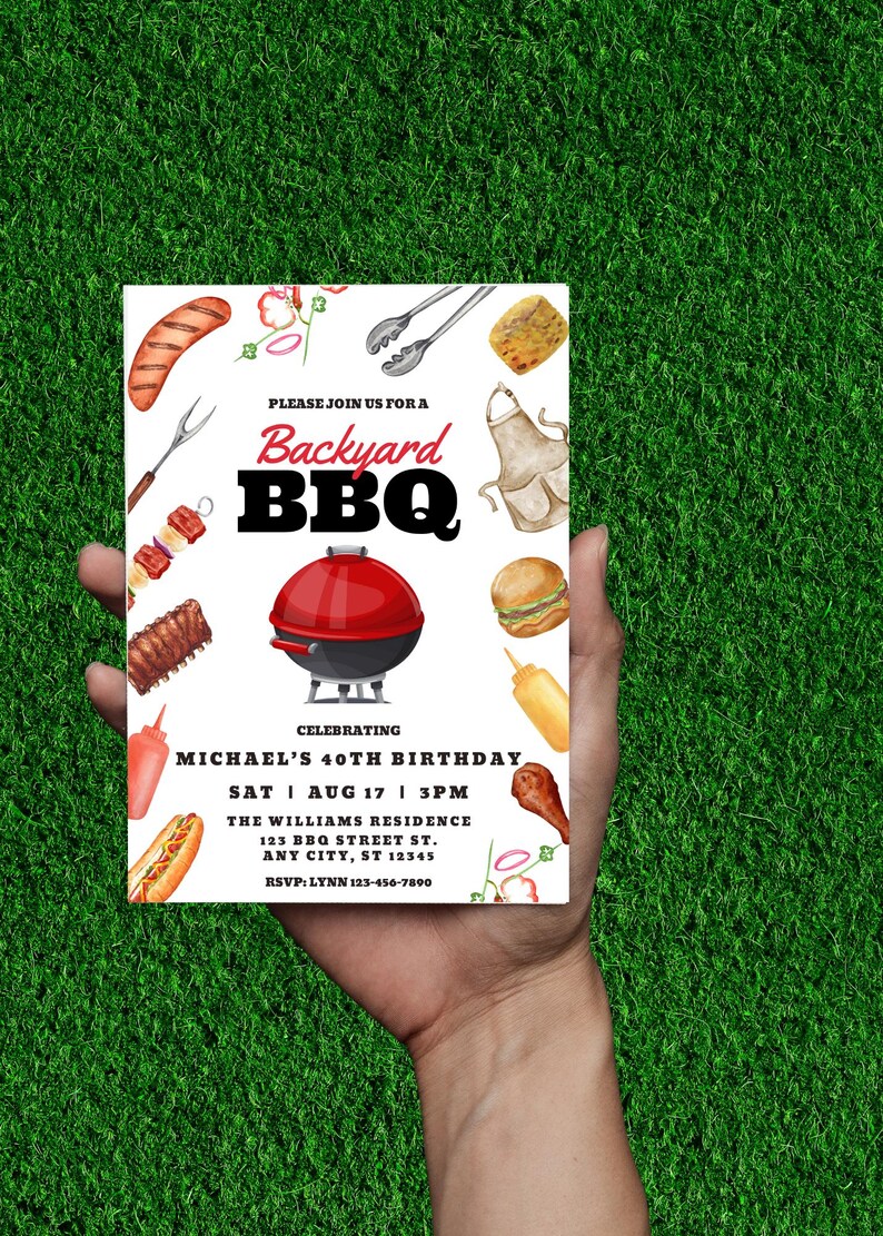 Puede incluir: Una tarjeta de invitaci&oacute;n blanca con una parrilla roja y negra, un hot dog, una hamburguesa, una pierna de pollo y otras ilustraciones de comida de barbacoa. El texto en la tarjeta dice "Por favor, &uacute;nase a nosotros para una barbacoa en el patio trasero Celebrando el cumplea&ntilde;os n&uacute;mero 40 de Michael S&aacute;b | 17 de agosto | 15:00 La residencia Williams 123 BBQ Street St. Any City, ST 12345 RSVP: Lynn 123-456-7890"