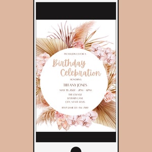 Pode incluir: Um convite digital para uma celebra&ccedil;&atilde;o de anivers&aacute;rio com um design floral que inclui orqu&iacute;deas e rosas cor-de-rosa, folhas de palmeira secas e um c&iacute;rculo branco com o texto "PLEASE JOIN US FOR A Birthday Celebration HONORING TIFFANY JONES MAY 19, 2022 - 2PM - 6PM THE LOUNGE 123 BABY LANE CITY, STATE 12345 RSVP: JAMIE 123-456-7880".