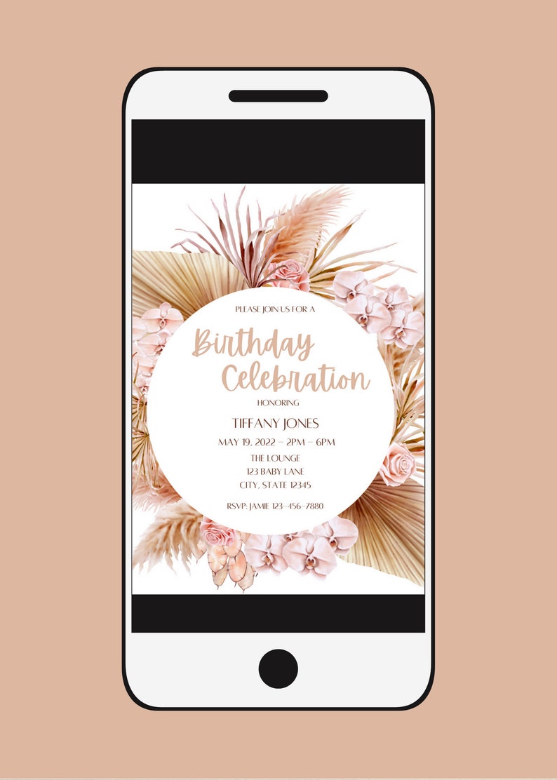 Pode incluir: Um convite digital para uma celebra&ccedil;&atilde;o de anivers&aacute;rio com um design floral que inclui orqu&iacute;deas e rosas cor-de-rosa, folhas de palmeira secas e um c&iacute;rculo branco com o texto "PLEASE JOIN US FOR A Birthday Celebration HONORING TIFFANY JONES MAY 19, 2022 - 2PM - 6PM THE LOUNGE 123 BABY LANE CITY, STATE 12345 RSVP: JAMIE 123-456-7880".