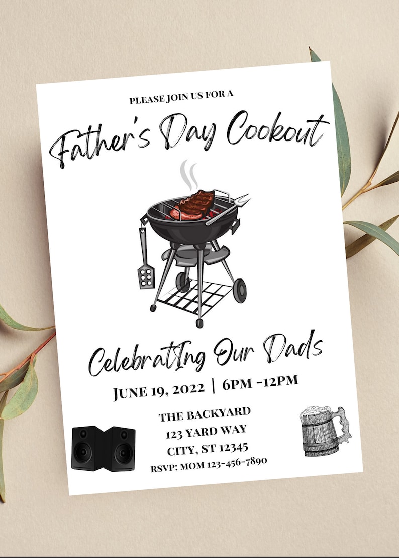 Puede incluir: Una invitaci&oacute;n a una barbacoa para el D&iacute;a del Padre con una ilustraci&oacute;n en blanco y negro de una parrilla con un bistec encima. La invitaci&oacute;n incluye el texto "Father's Day Cookout", "Celebrating Our Dads", "June 19, 2022", "6PM-12PM", "The Backyard", "123 Yard Way", "City, ST 12345" y "RSVP: Mom 123-456-7890".